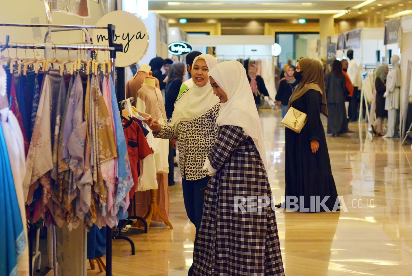 Pengunjung memilih pakaian saat acara DIGI Ramadhan 1444 H bertajuk Ramadhan Fashion Market 5.0 (RFM) di Trans Convention Center, Kota Bandung, Kamis (13/4/2023). Kegiatan yang menghadirkan 150 tenant fashion muslim, brand hijab, aneka aksesoris, dan kuliner ini digelar dalam rangka mendukung kemajuan bisnis UMKM di bulan Ramadhan. Acara berlangsung dari 13 April 2023 hingga 16 April 2023.