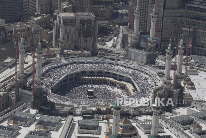 ILUSTRASI Jamaah haji mengelilingi Kabah di Masjidil Haram selama ibadah haji di Makkah, Arab Saudi.