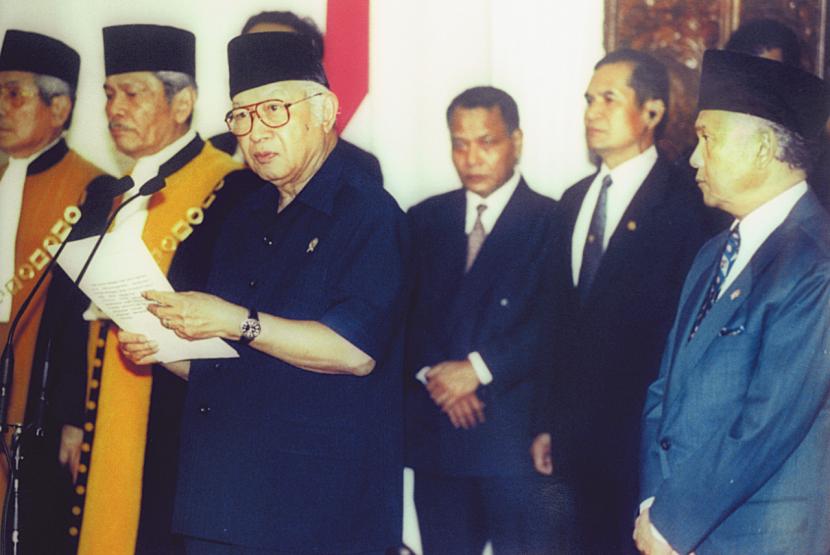 Momen Presiden Soeharto saat mengundurkan diri.