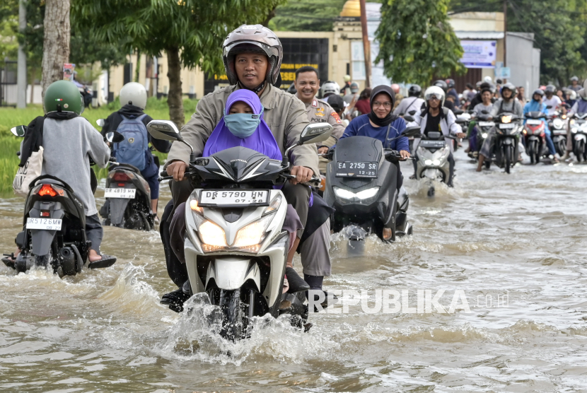 Sepeda motor listrik juga berpeluang mengalami kerusakan jika digunakan melintasi jalanan yang tergenang banjir. (ilustrasi)