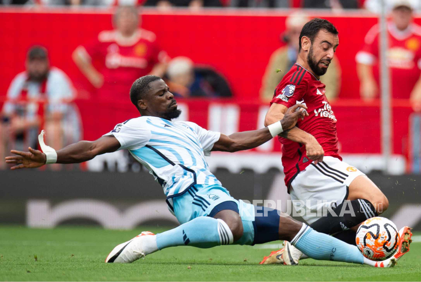 Kapten Manchester United Bruno Fernandes (kanan) diadang pemain Nottingham Forest dalam lanjutan laga Liga Primer Inggris, Sabtu (26/8/2023). 