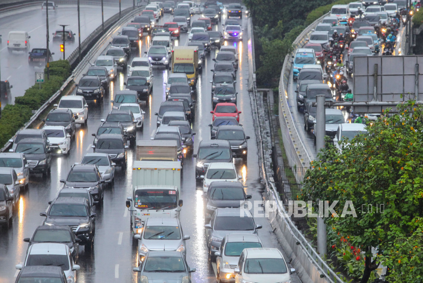 Sejumlah pengendara kendaraan bermotor mengalami kemacetan lalu lintas di Tol Dalam Kota dan Jalan MT Haryono, Pancoran, Jakarta, Senin (18/5/2020). Meski masa pembatasan sosial berskala besar (PSBB) masih berlangsung, kemacetan lalu lintas masih terjadi di Ibukota