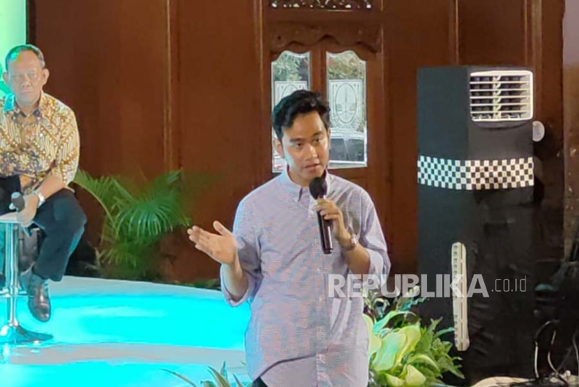 Wali Kota Solo Gibran Rakabuming Raka memberikan jawaban kepada warga acara refleksi tiga tahun kepemimpinannya di Balai Kota Solo, Jawa Tengah, Rabu (28/2/2024).