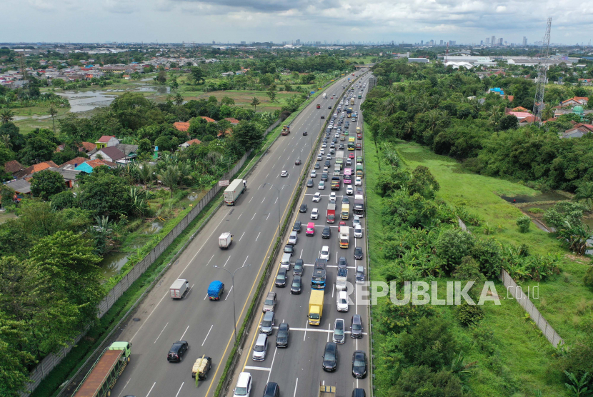 Ilustrasi. Gerbang Tol Cikupa, Kabupaten Tangerang, Banten. PT Jasa Marga (Persero) Tbk mencatat sebanyak 769.681 kendaraan meninggalkan wilayah Jabotabek pada periode 18-22 Desember 2022 libur Natal dan Tahun Baru (Nataru). 