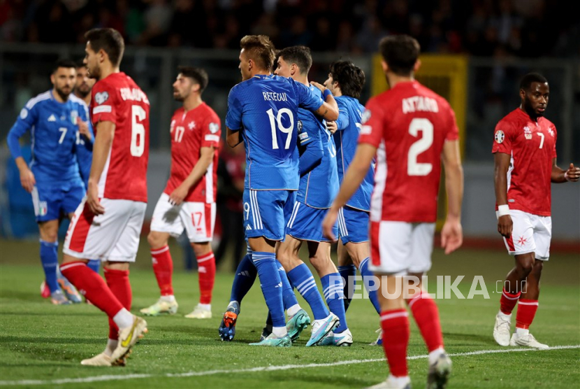 Para pemain timnas Italia (biru) berselebrasi usai menang 2-0 atas tuan rumah Malta dalam kualifikasi Grup C Euro 2024 di Ta’ Qali, Malta, Ahad, 26 Maret 2023.  