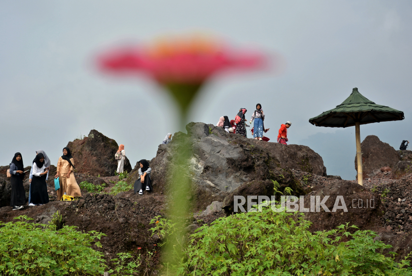Sejumlah wisatawan mengunjungi kawasan Geowisata blok Seureuh Jawa, Tarogong Kaler, Kabupaten Garut, Jawa Barat, (ilustrasi).