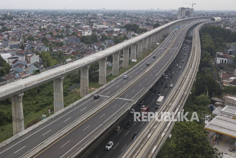 Foto udara jalan tol layang Mohammed Bin Zayed (MBZ) Cikampek arah ke Karawang. ilustrasi