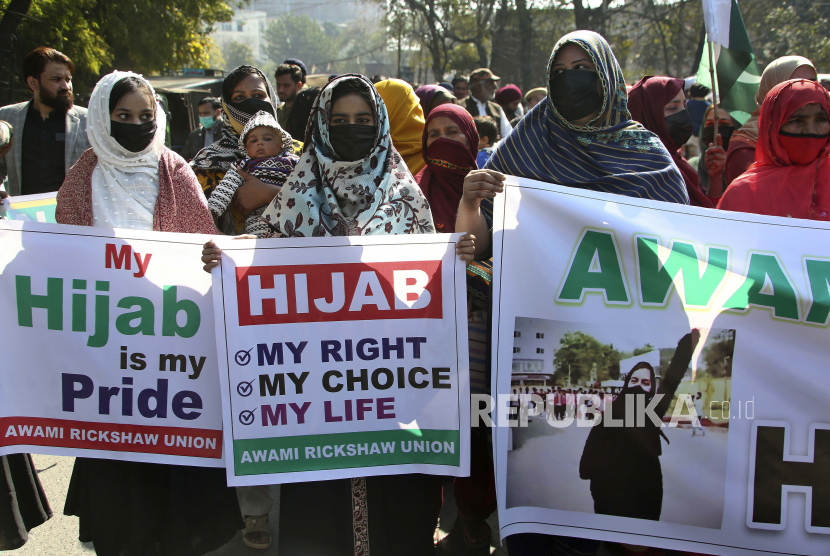 Para wanita ikut serta dalam demonstrasi yang diselenggarakan oleh Awami Rickshaw Union untuk memprotes larangan gadis Muslim mengenakan jilbab di kelas di beberapa sekolah di negara bagian Karnataka, India selatan, di Lahore, Pakistan, Kamis, 10 Februari 2022. Larangan Jilbab India, Warga Bangladesh Dukung Muslim India