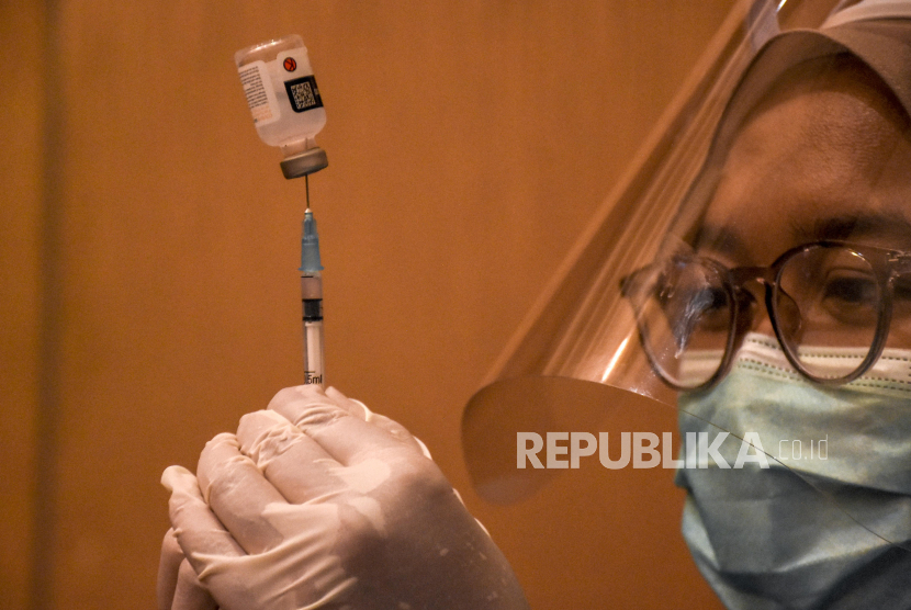 Vaksinator bersiap melakukan vaksinasi Covid-19 di Hotel El Royale, Jalan Merdeka, Kota Bandung, Selasa (9/3). Sebanyak 1.100 petugas pelayan publik yang terdiri dari aparatur sipil negara (ASN), tenaga pendidik, pekerja pariwisata dan pekerja sejenisnya menerima vaksin Covid-19 Sinovac dosis pertama pada pelaksanaan vaksinasi masal tahap kedua di Kota Bandung. Foto: Republika/Abdan Syakura