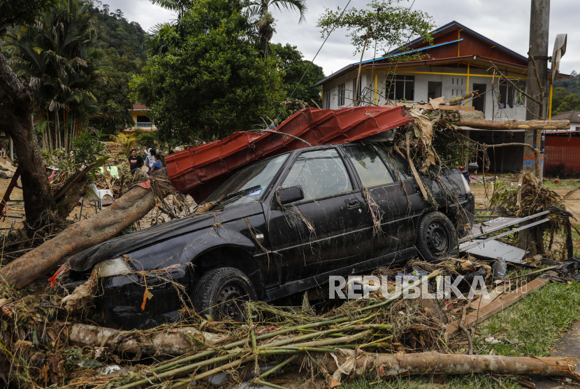 Terlihat mobil rusak pasca banjir sehari sebelumnya di Kuala Langat, 15 KM dari Kuala Lumpur, Malaysia, 20 Desember 2021. 