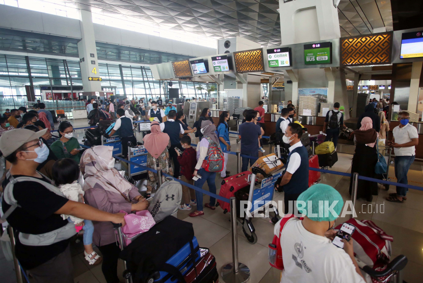 Calon penumpang antre untuk melakukan lapor diri di Terminal 3 Bandara Soekarno Hatta, Tangerang, Banten (ilustrasi). 