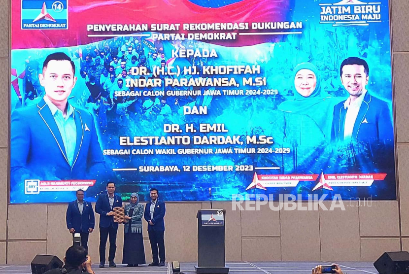 Ketua Umum Partai Demokrat, Agus Harimurti Yudhoyono (AHY) menyerahkan surat rekomendasi kepada Khofifah Indar Parawansa dan Emil Elestianto Dardak untuk kembali maju sebagai Cagub-Cawagub pada Pilgub Jatim 2024. Penyerahan surat rekomendasi tersebut dilaksanakan di The Westin Surabaya, Selasa (12/12/2023) malam. 