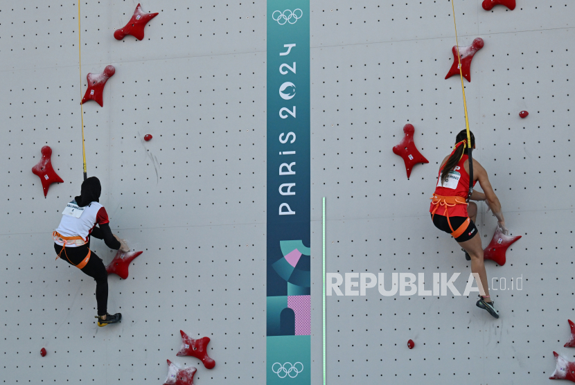 Atlet panjat tebing putri Indonesia Rajiah Sallsabillah (kiri) beradu cepat dengan atlet Spanyol Romaro Perez saat mengikuti kualifikasi nomor speed putri Olimpiade Paris 2024 di Le Bourget Climbing Venue, Paris, Prancis, Senin (5/8/2024). Dua atlet putri Indonesia Made Rita Kusuma Dewi dan Rajiah Sallsabillah lolos ke perempat final berkat catatan waktu penentuan seeded dengan catatan waktu 6,38 detik dan 6,58 detik. 