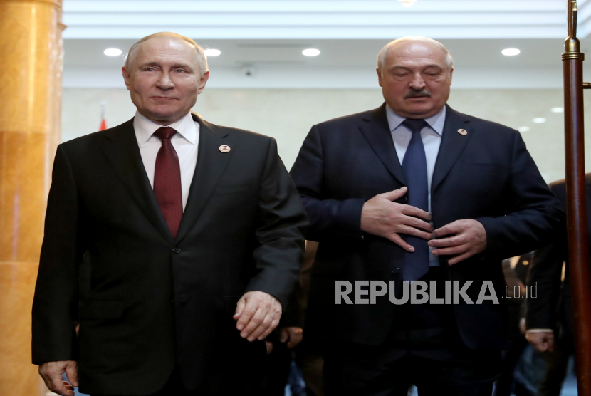  Presiden Rusia Vladimir Putin (kiri) dan Presiden Belarus Alexander Lukashenko (kanan). Lithuania pada Ahad (26/3/2023) menyerukan sanksi baru terhadap Rusia dan Belarusia. Seruan ini sebagai tanggapan atas rencana Rusia untuk menempatkan senjata nuklir taktis di Belarusia.