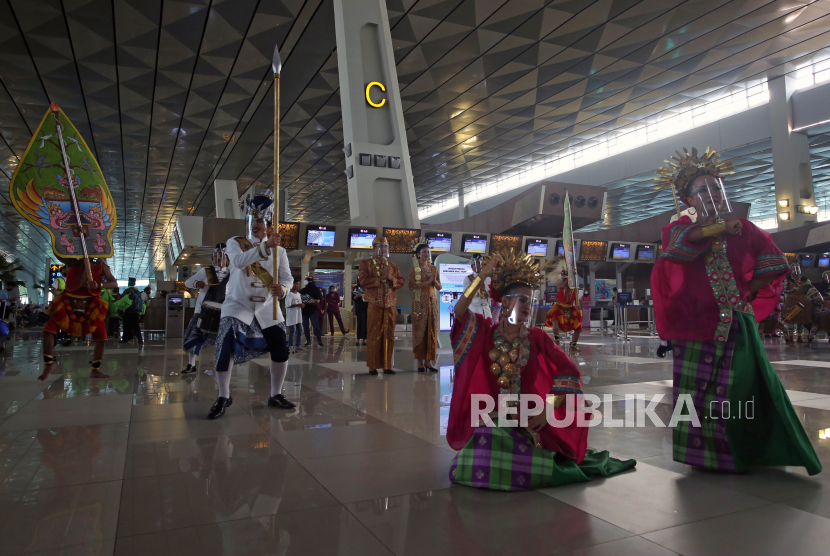 Sejumlah Direksi dan karyawan PT Angkasa Pura II dengan mengenakan pakaian adat mengikuti parade budaya dalam rangka memperingati Hari Kebangkitan Nasional tahun 2022 di Terminal 3 Bandara Soekarno Hatta, Tangerang, Banten, Jumat (20/5/2022). Parade tersebut dilaksanakan untuk memperkenalkan sejumlah budaya daerah yang ada di Indonesia kepada sejumlah pengguna jasa bandara Soetta baik lokal maupun mancanegara. ANTARA FOTO/Muhammad Iqbal/foc.