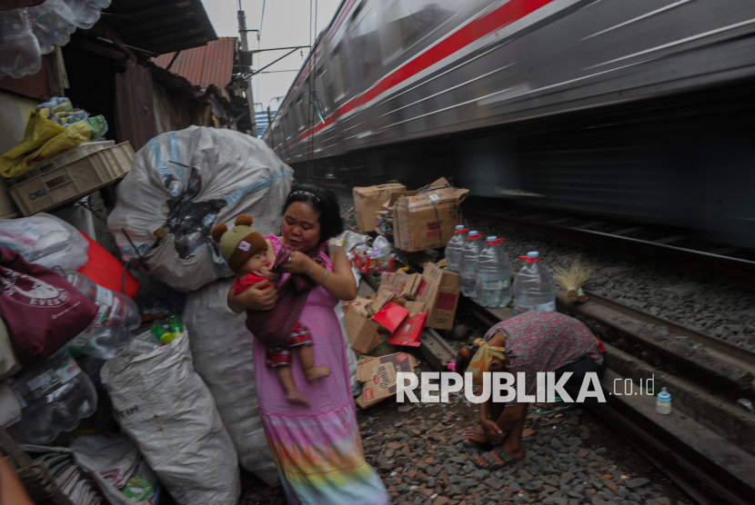 Permukiman Warga di Bantaran Rel Akan Dipasangi Pagar Pembatas