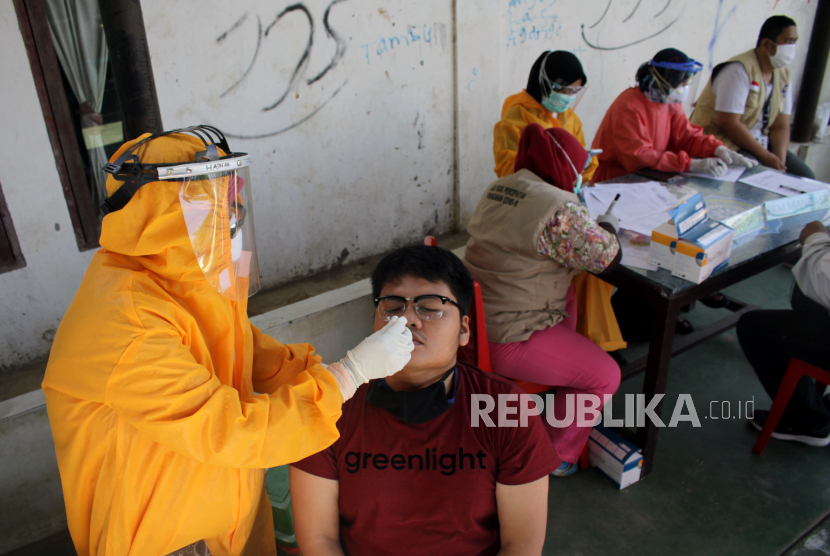 Tenaga medis melakukan tes usap terhadap warga di Kecamatan Rappocini, Makassar, Sulawesi Selatan