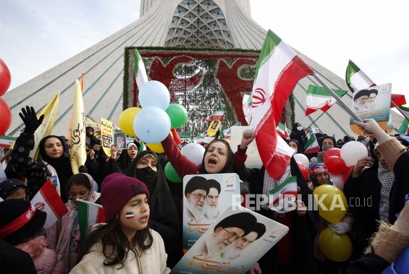 Warga Iran merayakan peringatan 44 tahun Revolusi Islam 1979, di alun-alun Azadi (Kebebasan) di Teheran, Iran, (11/2/2023). Acara tersebut menandai peringatan 44 tahun revolusi Islam, yang terjadi sepuluh hari setelah Ayatollah Ruhollah Khomeini kembali dari jabatannya. pengasingan di Paris ke Iran, menggulingkan sistem monarki dan membentuk Republik Islam.