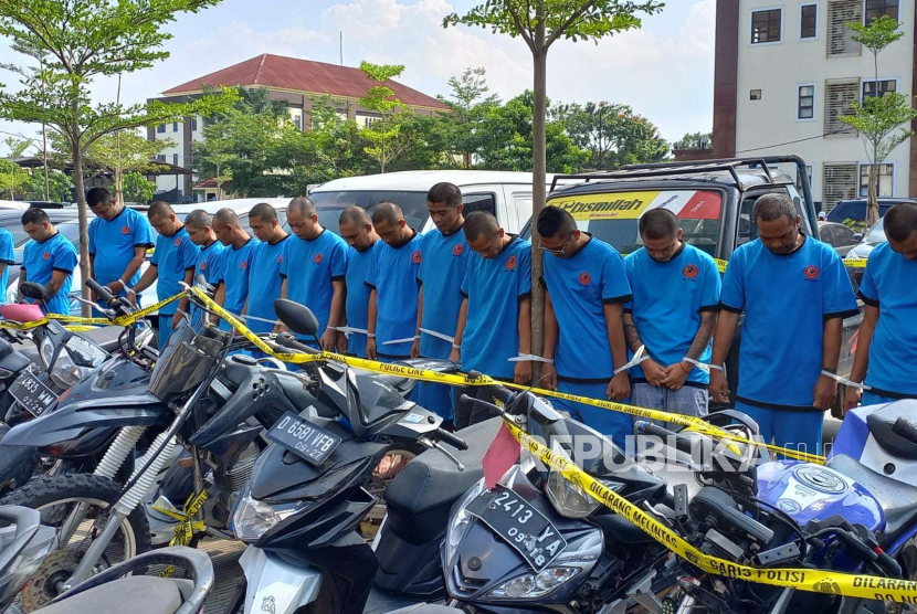 Para tersangka tindak kriminal yang ditangkap selama Operasi Libas Lodaya 2023 di wilayah hukum Polda Jawa Barat (Jabar) diperlihatkan di Markas Polda Jabar, Kota Bandung, Selasa (13/6/2023). 