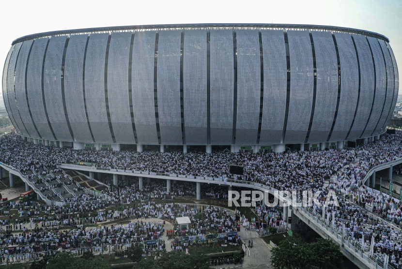 Foto udara umat Islam melaksanakan Shalat Idul Fitri 1443 H di kawasan Jakarta International Stadium (JIS), Jakarta, Senin (2/5/2022). 