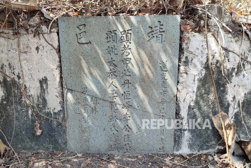 Sejumlah pegiat makam kuno Lasem bersama relawan Yayasan Lasem Heritage (YLH) membersihkan Obyek Diduga Cagar Budaya (ODCB) berupa struktur makam kuno Kapitan Tionghoa di atas lahan bengkok Desa Sumbergirang, Kecamatan Lasem, Kabupaten Rembang Jawa Tengah, akhir pekan kemarin. Makam seorang pejabat Tionghoa Lasem bergelar Kapitan dengan nama Li Heng Yi ini merupakan makam Kapitan Tionghoa tertua yang pernah ditemukan di Lasem.