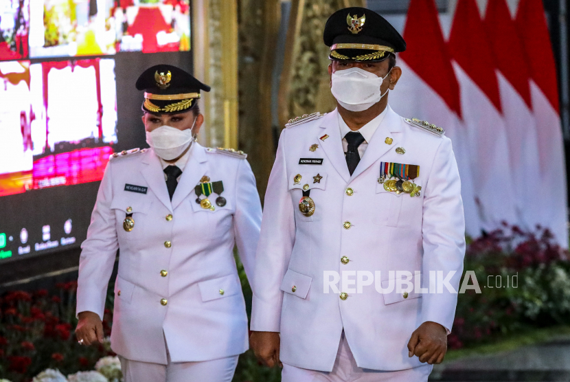 Wali Kota Semarang terpilih Hendrar Prihadi (kanan) bersama Wakil Wali Kota Semarang terpilih Hevearita Gunaryanti Rahayu (kiri).