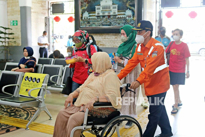 KAI Daop 3 Cirebon memberikan potongan harga tiket kereta api kelas eksekutif, bisnis, dan ekonomi bagi penumpang disabilitas sebesar 20 persen, mulai 17 September 2023 hingga seterusnya. Selasa (12/9/2023)