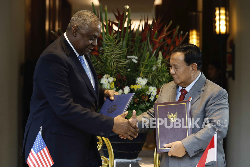Menteri Pertahanan Amerika Serikat (AS) Lloyd Austin bersalaman dengan Menteri Pertahanan RI, Prabowo Subianto. 