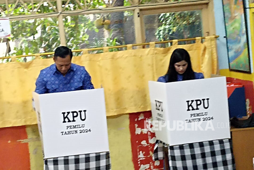 Ketua Umum Partai Demokrat Agus Harimurti Yudhoyono (AHY) bersama Annisa Pohan menggunakan hak pilihnya di tempat pemungutan suara (TPS) 101, Sekolah Dasar Negeri (SDN) Bapem, Jakarta Selatan. 