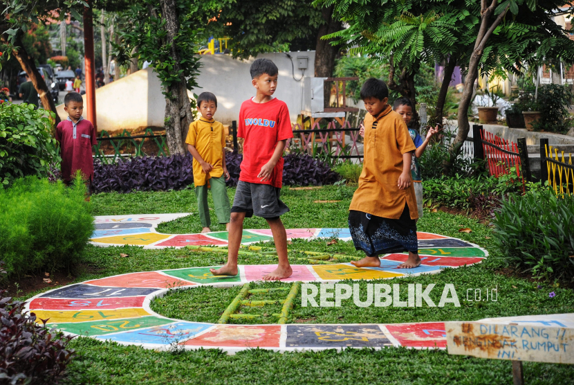 Sejumlah anak bermain permainan tradisional di Taman Robusta, Pondok Kopi, Jakarta Timur, Jumat (7/2/2025). Pemprov Jakarta berencana membuka akses taman agar bisa dikunjungi selama 24 jam.