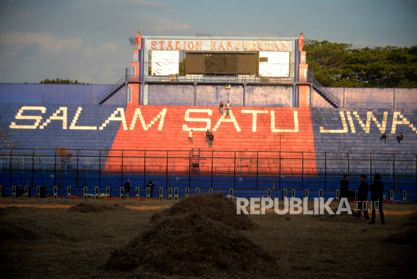 (ILUSTRASI) Sejumlah warga mellihat kondisi stadion setelah doa bersama peringatan setahun Tragedi Kanjuruhan di Stadion Kanjuruhan, Malang, Jawa Timur, Ahad (1/10/2023).