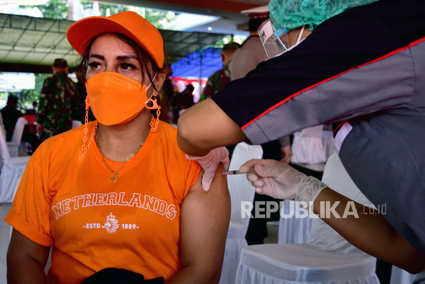 Warga mendapat suntikan vaksin saat vaksinasi COVID-19 massal di Lapangan Merdeka, Kota Ambon, Provinsi Maluku, Sabtu (26/6/2021). Program 