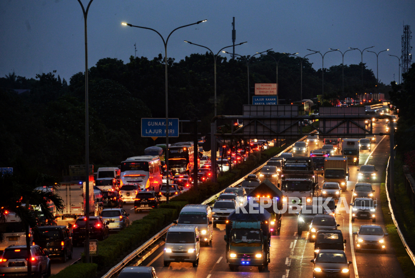 Kendaraan terjebak kemacetan di Tol Limgkar Luar Menuju Cikampek dan Jagorawi di kawasan Setu, Cipayung, Jakarta Timur, Jumat (23/12/2022). PT Jasa Marga Persero Tbk mencatat lebih dari 5,6 juta kendaraan melintasi empat gerbang tol utama/barrier pada periode Natal 2022 dan Tahun Baru 2023 (Nataru).