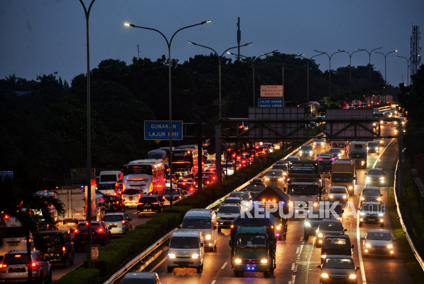 Kendaraan terjebak kemacetan di Tol Lingkar Luar Menuju Cikampek dan Jagorawi di kawasan Setu, Cipayung, Jakarta Timur, Jumat (23/12/2022). 1,1 Juta Kendaraan Tinggalkan Jabotabek