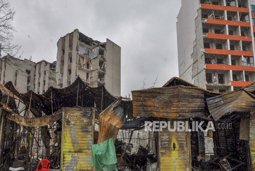  Pemandangan umum bangunan yang hancur di kota Chernihiv, Ukraina, 03 April 2022 (dikeluarkan 04 April 2022). Pasukan Rusia memasuki Ukraina pada 24 Februari yang mengakibatkan pertempuran dan kehancuran di negara itu, dan memicu serangkaian sanksi ekonomi yang berat terhadap Rusia oleh negara-negara Barat.