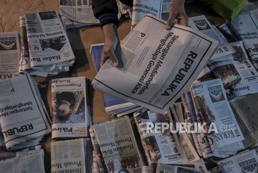 Koran Republika terbit terakhir kalinya pada Sabtu (31/12/2022). Menteri BUMN Erick Thohir yang juga merupakan pendiri PT Mahaka Media membagikan kenangannya tentang Republika. (ilustrasi)
