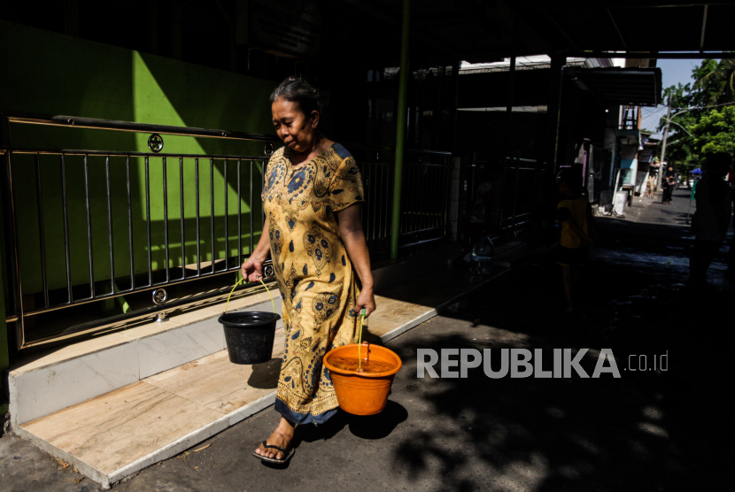 Warga membawa ember berisi air saat pendistribusian air bersih (ilustrasi). Warga diimbau tidak boros memakai air sebagai langkah antisipasi dampak El Nino.