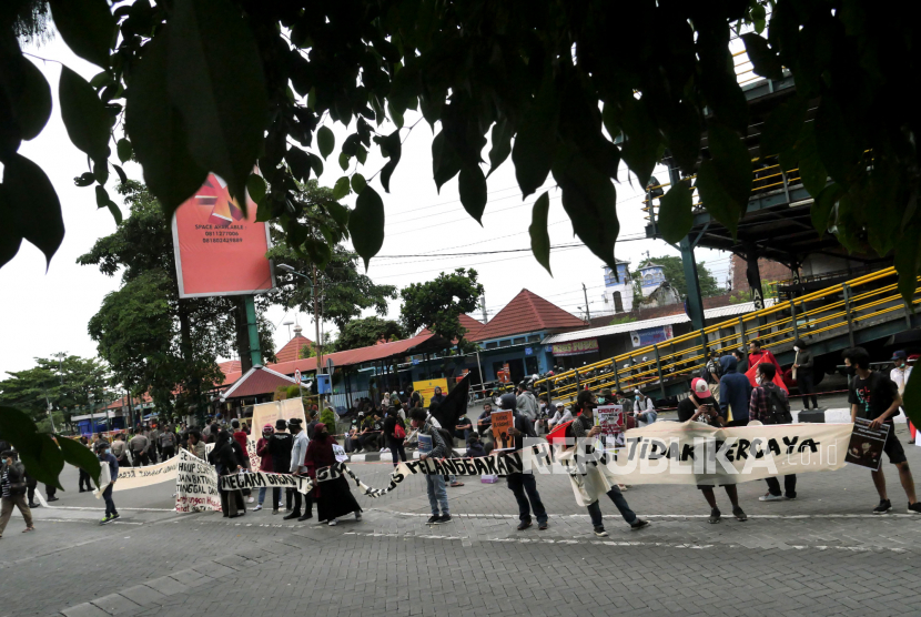 Massa aksi dari Aliansi Rakyat Bergerak menggelar unjuk rasa di Gedung Parkir Abu Bakar Ali, Malioboro, Yogyakarta, Kamis (10/12).