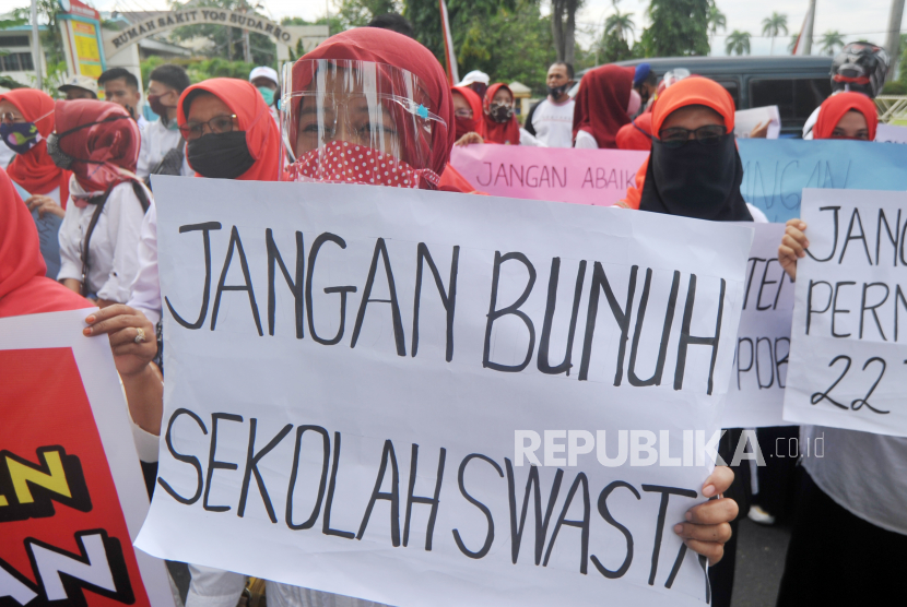 Ilustrasi guru sekolah swasta. Ketua Dewan Kehormatan Persatuan Guru Seluruh Indonesia (PGSI) Suparman mengatakan masih banyak guru swasta yang selama ini tidak didaftarkan ke BPJS Ketenagakerjaan sehingga mereka kesulitan memperoleh bantuan subsidi gaji. 