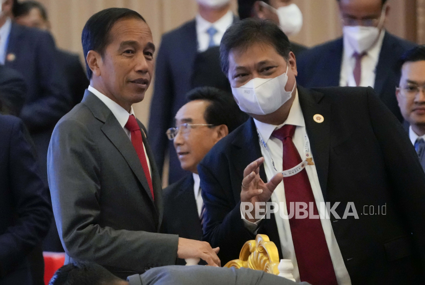  Presiden Indonesia Joko Widodo (kiri) berbicara kepada stafnya selama KTT ASEAN - Korea Selatan (Perhimpunan Bangsa-Bangsa Asia Tenggara) di Phnom Penh, Kamboja, Jumat, 11 November 2022. KTT ASEAN memulai serangkaian tiga pertemuan puncak.