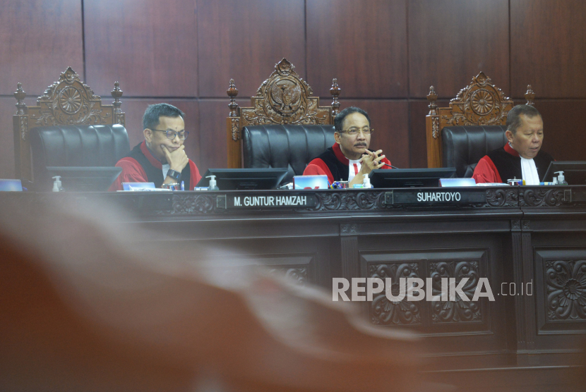 Ketua Mahkamah Konstitusi (MK) Suhartoyo (tengah) memimpin jalannya sidang pendahuluan pengujian materiil Undang-Undang tentang Pemilu, di Ruang Sidang MK, Jakarta, Kamis (7/8/2024).