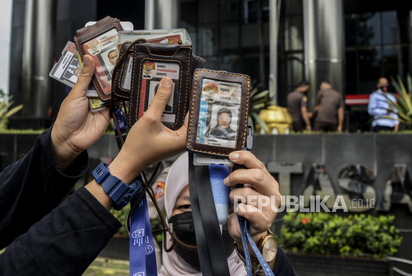 Sejumlah mantan pegawai KPK yang tidak lolos Tes Wawasan Kebangsaan (TWK) memperlihatkan kartu identitas di Jakarta, Kamis (30/9). Sebanyak 57 pegawai KPK yang tidak lolos TWK resmi diberhentikan kerja mulai Kamis (30/9). Republika/Putra M. Akbar