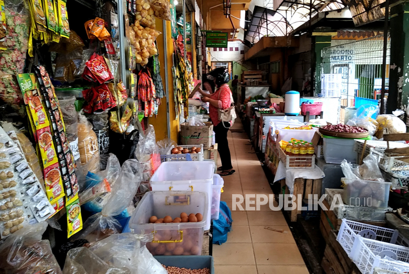 Warga berbelanja sembako di Pasar Beringharjo, Yogyakarta, Rabu (7/12/2022). DBS memperkirakan konsumai masyarakat tumbuh hingga lima persen pada Ramadhan.