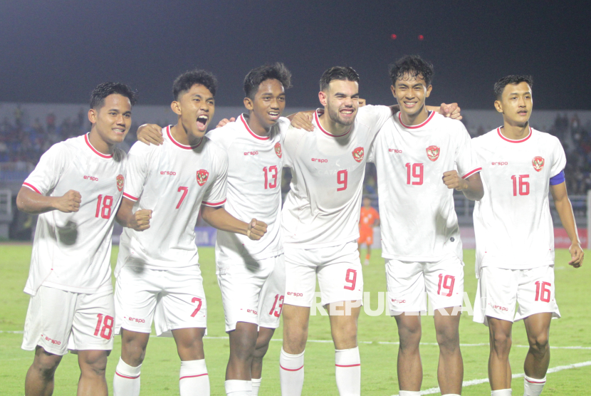 Pesepak bola Timnas Indonesia U-20 berselebrasi seusai mencetak gol ke gawang Timnas India U-20  dalam Mandiri U-20 Challenge Series 2025 di Stadion Gelora Delta Sidoarjo, Jawa Timur, Kamis (30/1/2025). Timnas Indonesia U-20 mengalahkan Timnas India U-20 dengan skor 4-0. Gol Indonesia dicetak Toni Firmansyah di menit ke-4, Muhammad Ragil pada menit 46 dan 60, serta Iqbal Gwijangge menit ke-75.