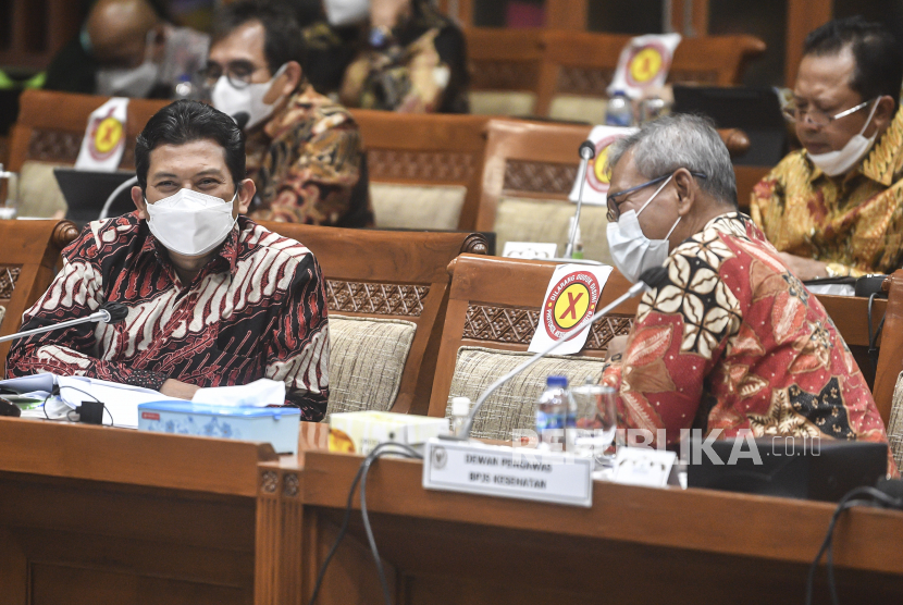 Direktur Utama (Dirut) BPJS Kesehatan Ali Ghufron Mukti (kiri) berbincang dengan Dewan Pengawas BPJS Kesehatan Achmad Yurianto (kanan) saat mengikuti Rapat Dengar Pendapat dengan Komisi IX DPR RI, beberapa waktu lalu.