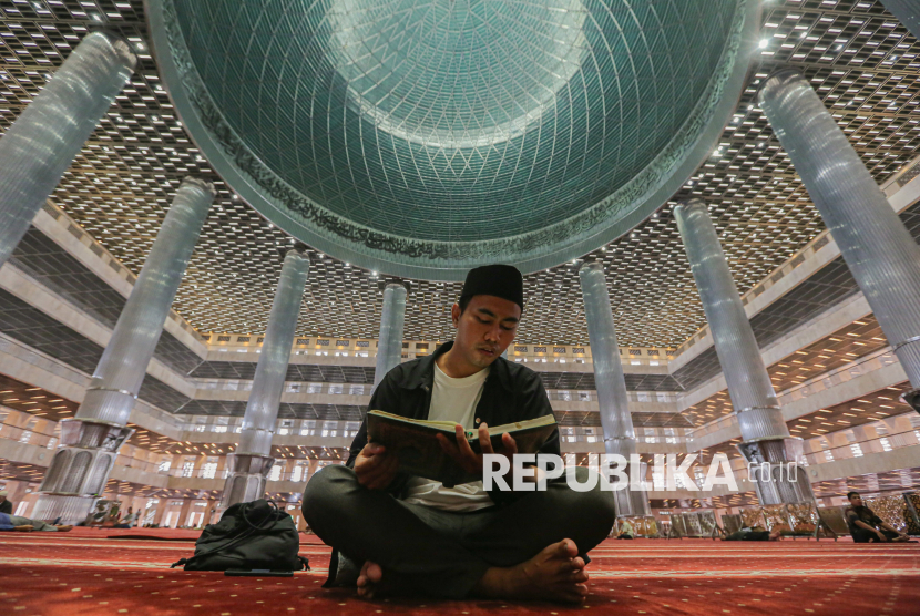 Jamaah membaca Al-Quran di Masjid Istiqlal, Jakarta, Selasa (24/2/2026). Sejumlah umat muslim, memanfaatkan momentum Ramadhan untuk memperbanyak amal ibadah dengan membaca Al-Quran dan berdzikir di masjid sebagai upaya memperbaiki diri pada bulan suci.
