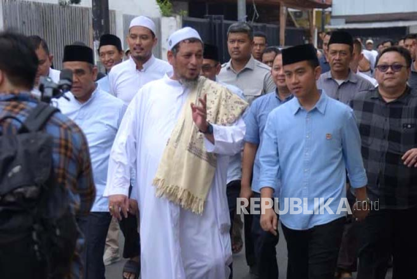 Cawapres nomor urut 2, Gibran Rakabuming Raka menemui cucu Habib Kwitang, Habib Ali bin Abdurrahman Al-Habsyi di Kwitang, Jakarta Pusat, Selasa (12/12/2023). Foto: Dok tim media Gibran