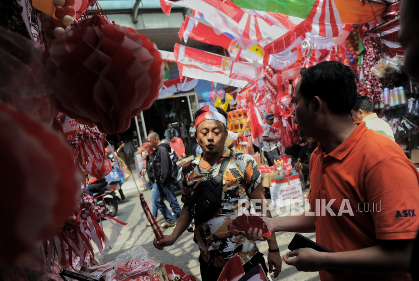 Calon pembeli memilah pernak-pernik bernuansa bendera Merah Putih Republik Indonesia di Pasar Jatinegara, Jakarta, Senin (5/8/2024). Menjelang HUT ke-79 Republik Indonesia, sejumlah pedagang pernak-pernik bendera Merah Putih mulai memadati kawasan Pasar Jatinegara. Menurut mereka penjualan seperti bendera merah putih, lampion, umbul-umbul, balon hingga aksesoris kepala mengalami peningkatan permintaan sejak awal bulan Agustus. Pernak-pernik tersebut dijual dengan harga beragam mulai Rp5.000 hingga Rp500.000 tergantung jenis dan ukurannya.