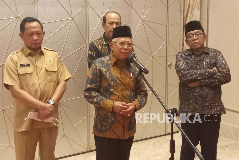 Wakil Presiden Maruf Amin didampingi Menteri Dalam Negeri Tito Karnavian dan Kepala BNPT dalam konferensi persnya di The St Regis Jakarta,  Senin (13/3/2023). 