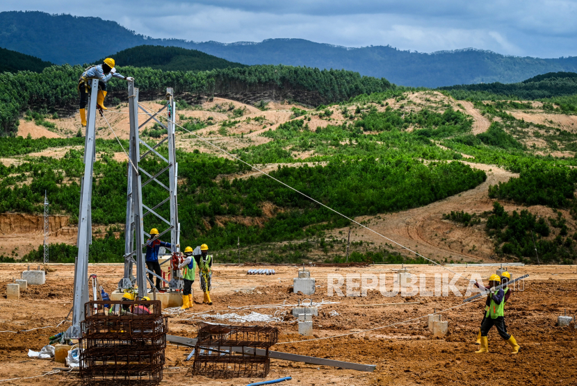 Pekerja menyelesaikan pembangunan Pembangkit Listrik Tenaga Surya (PLTS) untuk Ibu Kota Negara (IKN) Nusantara.